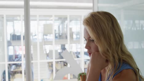 mujer joven que trabaja en una oficina creativa