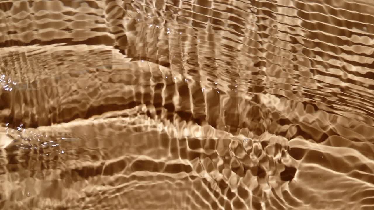 las olas de agua salpican en cámara lenta. clip de video de imágenes de stock.