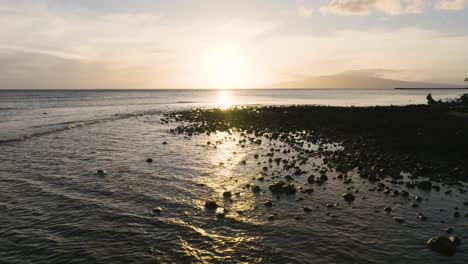 Schöner-Sonnenuntergang,-Der-Von-Einer-Felsigen-Küste-In-West-Maui-Reflektiert-Wird
