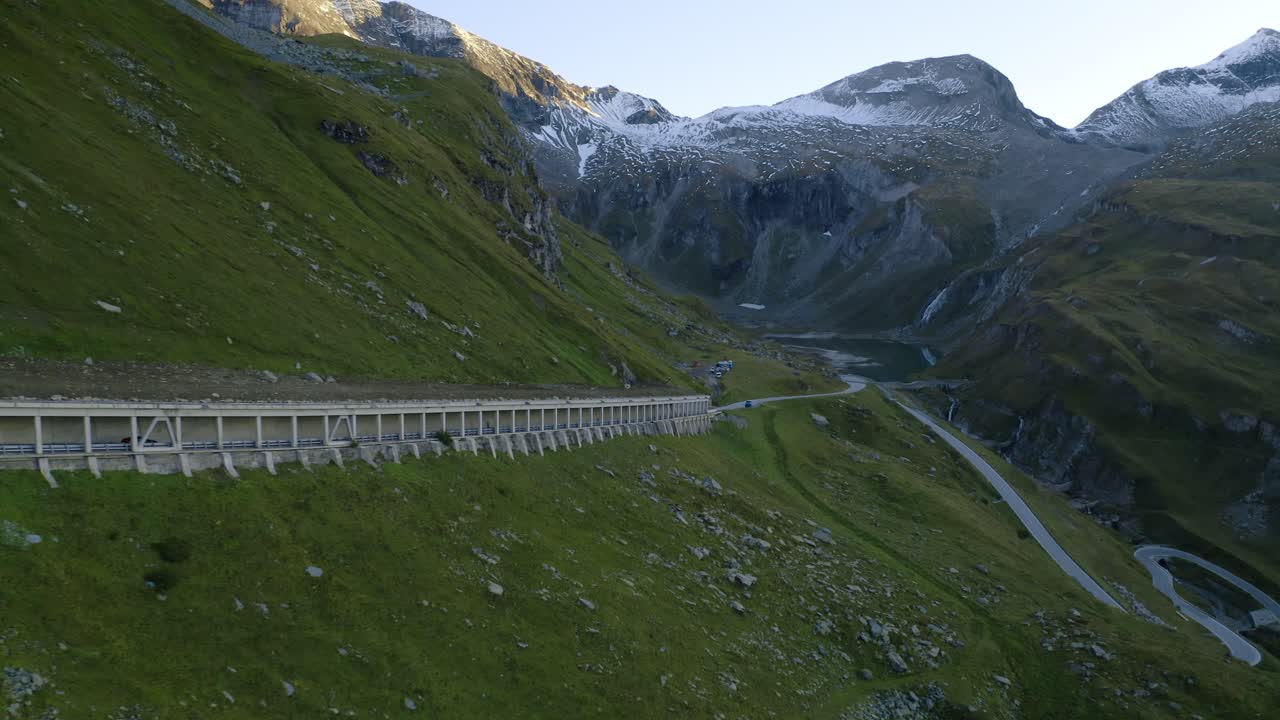 산악 고속도로의 개방된 터널에서 운전하는 자동차의 영화적인 공중 촬영