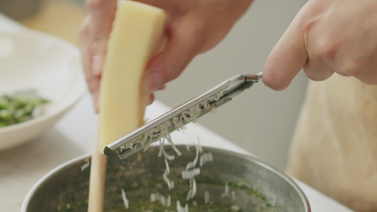 Donna che grattugia il formaggio per la pasta