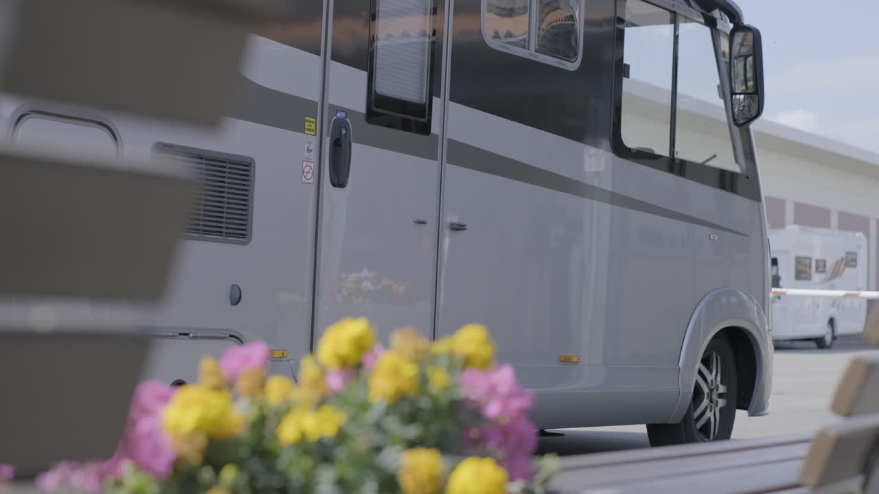 Roulotte che entra nel campeggio, parcheggio per camper in vacanza, viaggio, visita, destinazione, coppia europea tedesca, roadtrip, fiori, roulotte francese, anziani, viaggio di vacanza soleggiato ad Hannover, cose all'estero, felici