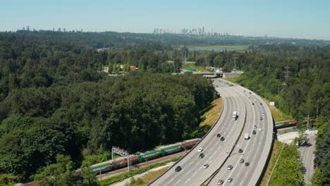 Vista-Aérea-Sobrevolando-La-Autopista-Trans-Canada-A-Través-De-Burnaby,-Gran-Vancouver,-Columbia-Británica