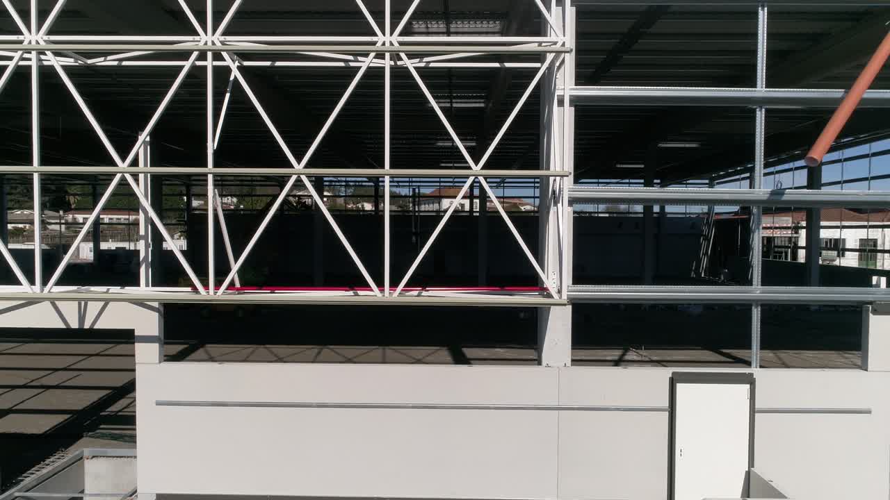Veduta aerea di un cantiere edile per un grande progetto di costruzione di magazzini.