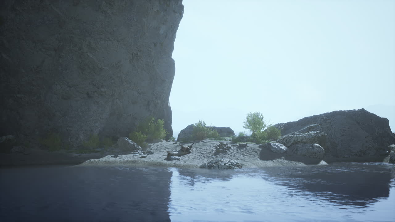 높은 절벽 과 차분 한 물 을 가진 그림 같은 해변 풍경