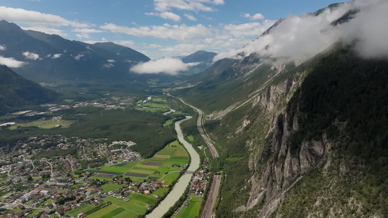 vista aérea de un hermoso valle en los alpes austriacos