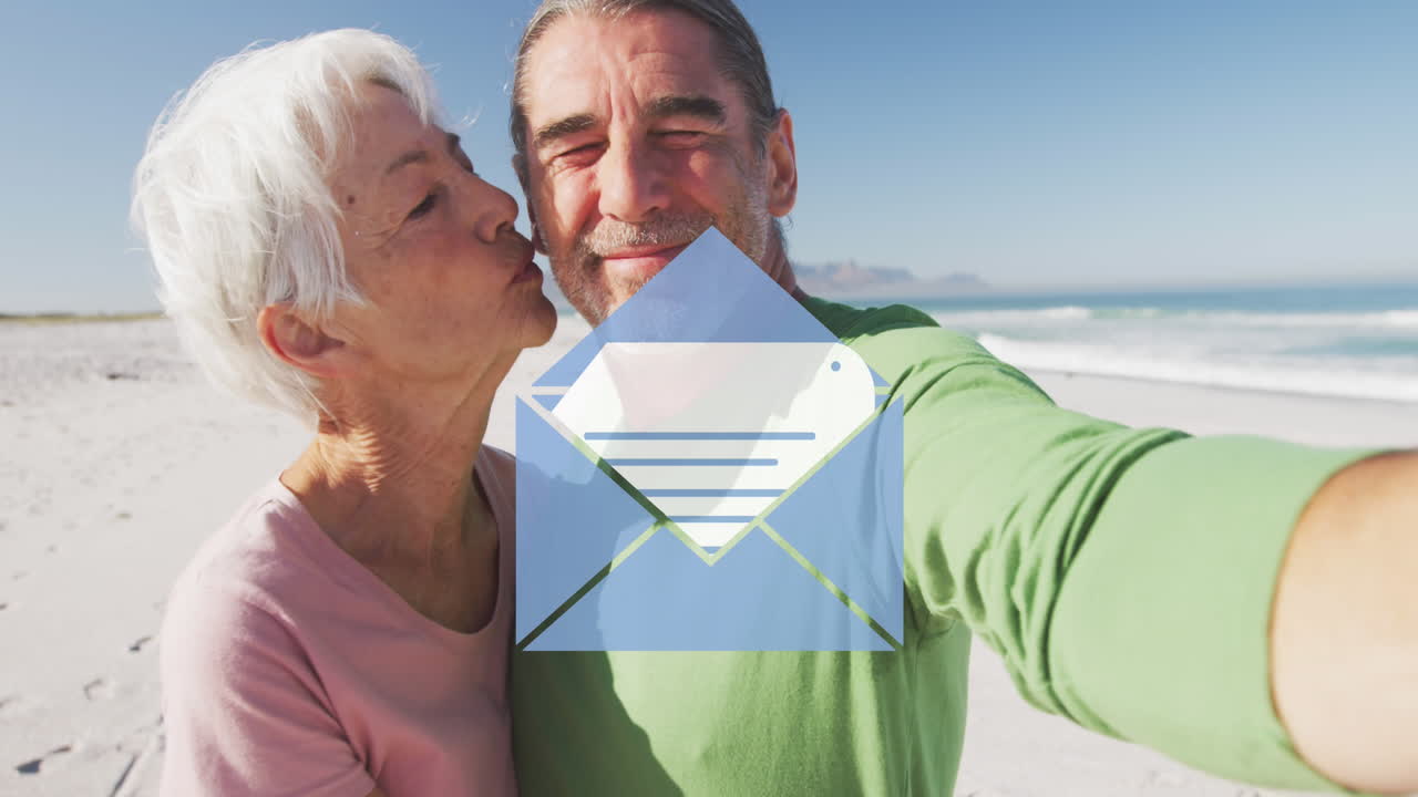 animación del icono de correo electrónico de las redes sociales sobre una mujer mayor besando a su marido en la playa