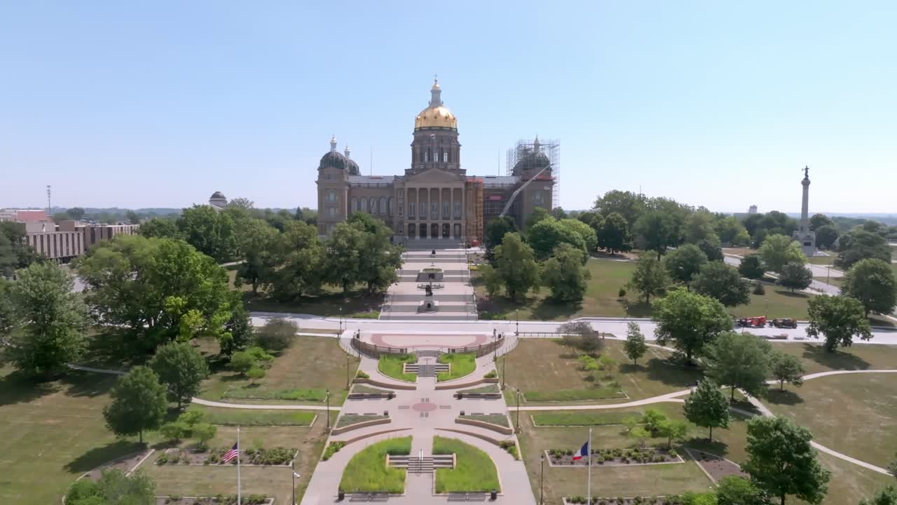 Campidoglio dello stato dell'Iowa a Des Moines, Iowa con video di drone in ascesa