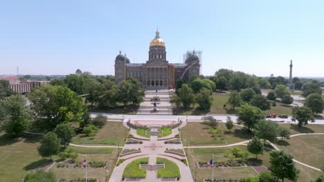 Edificio-Del-Capitolio-Del-Estado-De-Iowa-En-Des-Moines,-Iowa-Con-Video-De-Drones-Subiendo