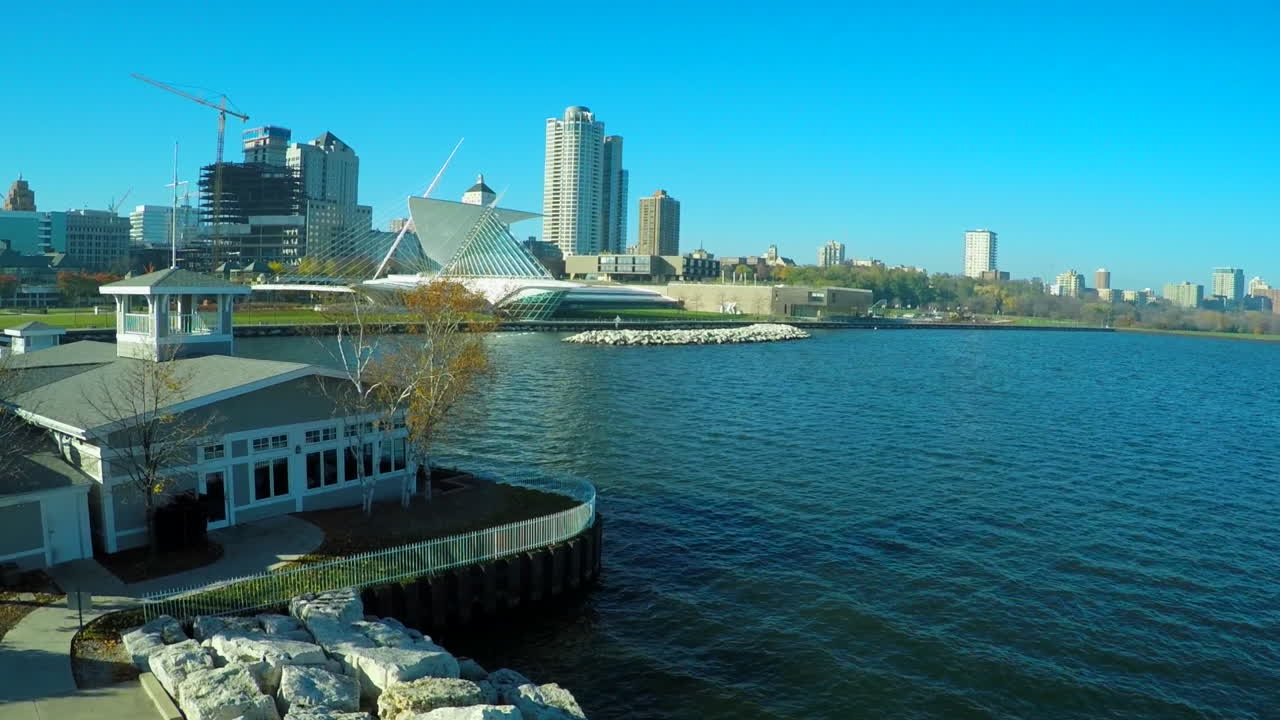 밀워키 위스콘신 워터프론트 상공에서 촬영한 좋은 항공 사진은 미술관을 보여줍니다.