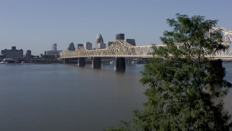 Louisville-4k-Skyline-Mit-Baum-Per-Drohne