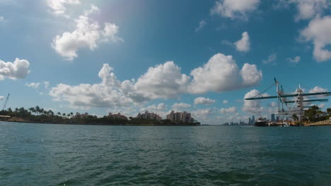 Barco-Pov-Viajando-Bahía-Biscayne-Cerca-De-Miami-Florida-En-Un-Hermoso-Día