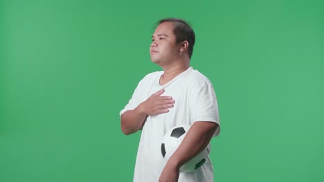hombre con una pelota de fútbol, celebrando