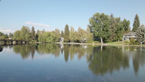 Drone-shot-flying-over-the-Deschutes-River-in-Bend,-Oregon