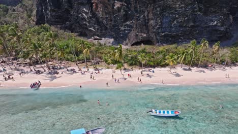 Schnelle-Luftaufnahme-Am-Ufer-Des-Karibischen-Strandfrontons-In-Der-Dominikanischen-Republik