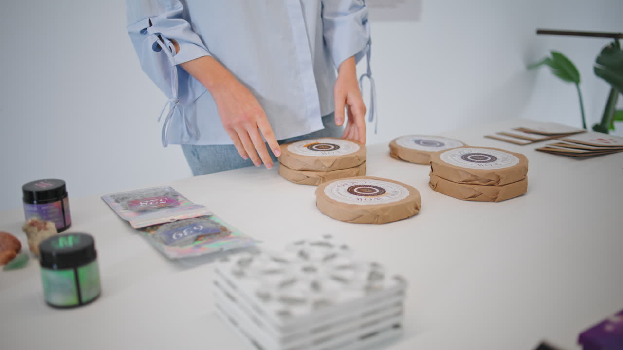 cliente de primer plano seleccionando productos en la tienda. pantalla de funcionamiento de toque de mano femenina