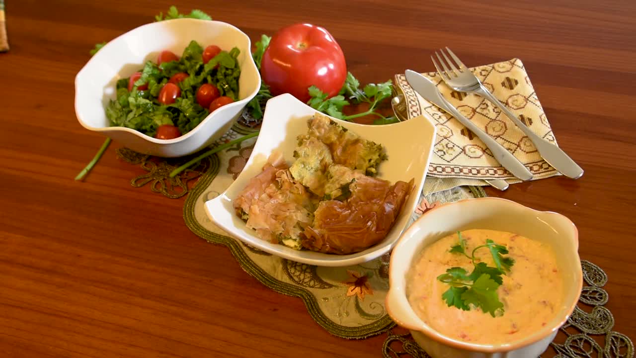 cocina mediterránea saludable, concepto de tres platos para el almuerzo o la cena