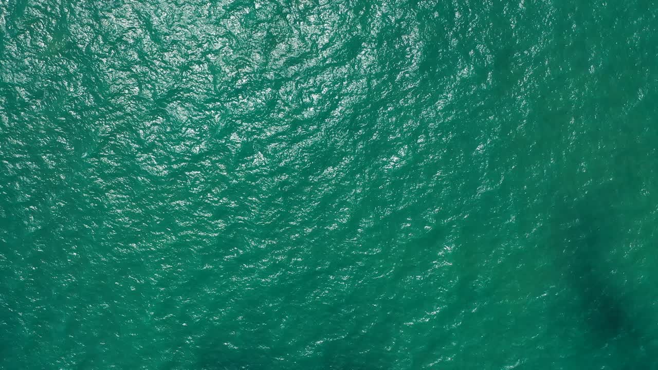 hermoso fondo abstracto de agua de mar esmeralda con el sol reflejado en la superficie del agua