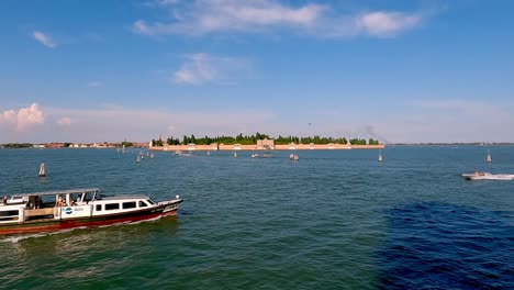 Blick-Auf-Die-Insel-San-Michele-Mit-Vorbeifahrenden-Booten