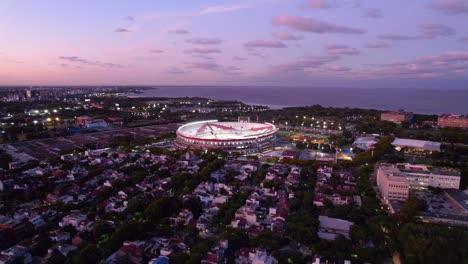 Río-De-La-Plata-Estadio-De-Fútbol-Monumental-Buenos-Aires-Argentina-Cielo-Al-Anochecer-Drone-Aéreo-Volar-Sobre-El-Barrio-De-Belgrano