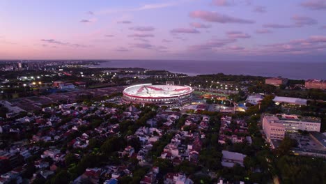 río de la plata estadio de fútbol monumental buenos aires argentina cielo al anochecer drone aéreo volar sobre el barrio de belgrano