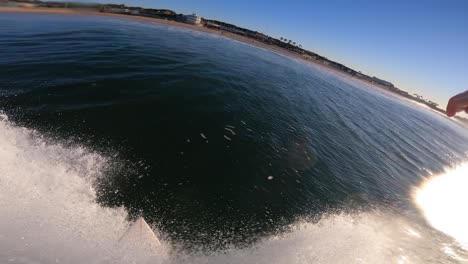 Surfista-En-La-Ola-Del-Océano-Azul-Surfeando-En-Carcavelos,-Portugal