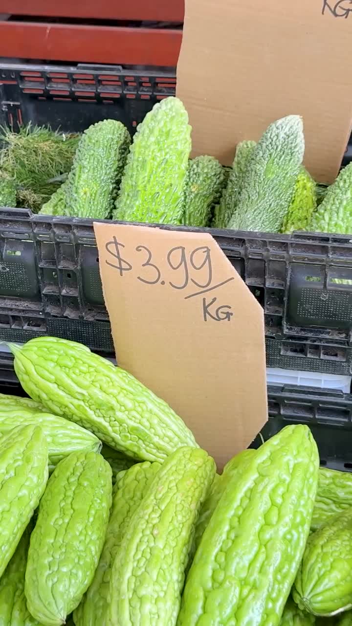 지역 시장에서 채소의 활기찬 전시