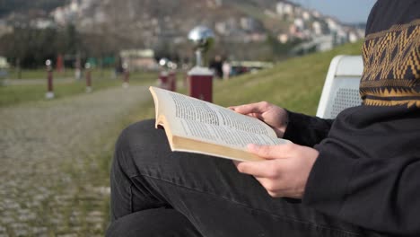 leer un libro en el banco