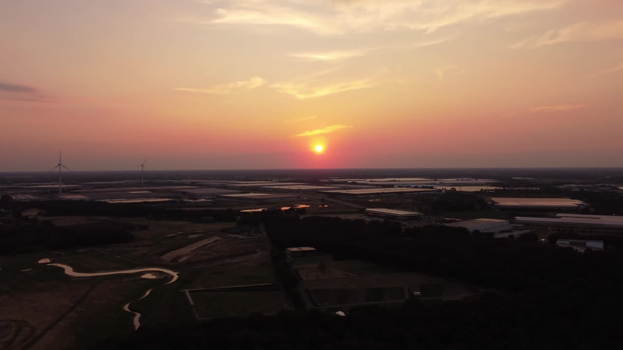 자연과 몇 개의 건물과 함께 일몰의 놀라운 드론  ⁇