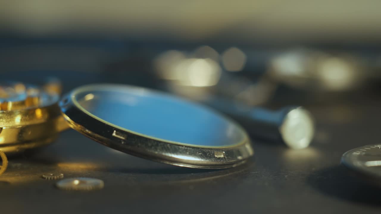 buen taller de relojero con muchas piezas y engranajes, reloj mecánico desmontado,