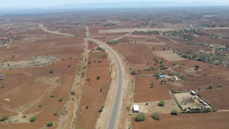 Antena-Larga-De-Carretera-Tranquila-En-El-Campo-Rústico-De-Kenia