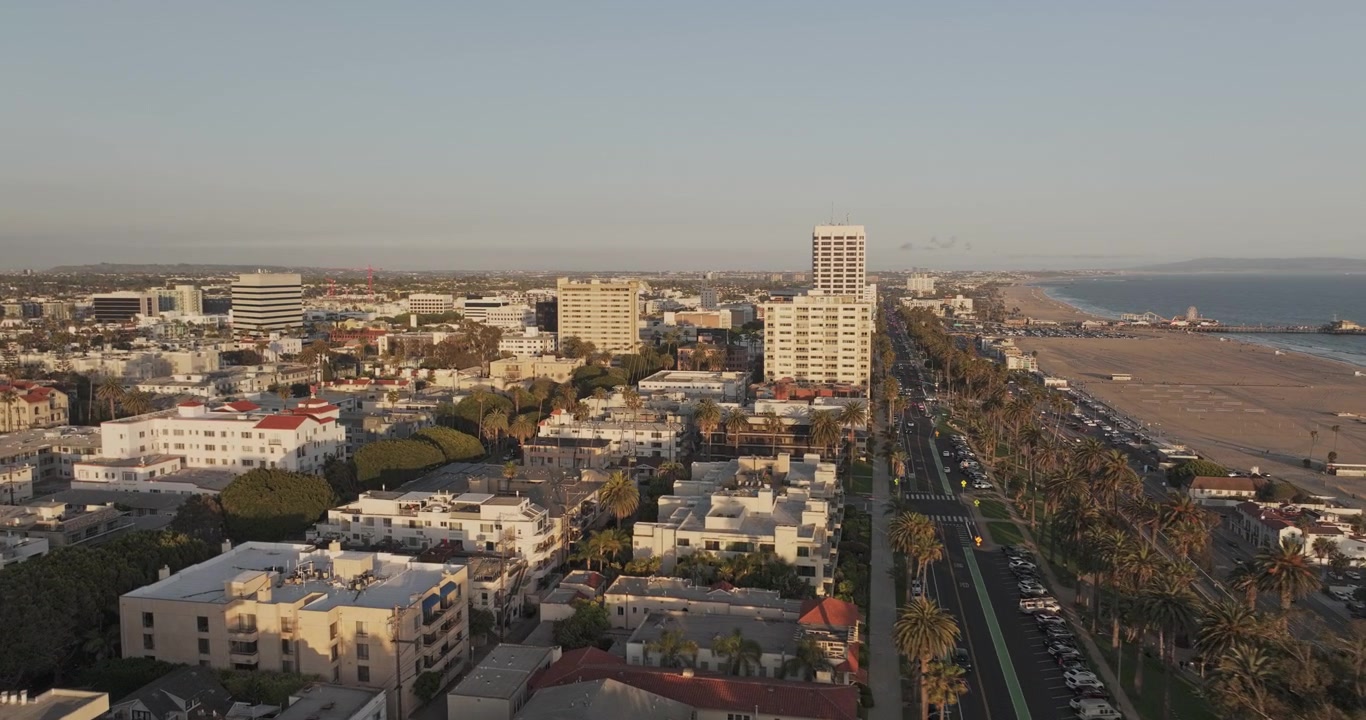 Santa Monica Californien luftfoto v12 lav overflyvning over Palisades Park, der afslører centrum, State Beach, Santa Monica Pier og kystlinjen ved solnedgang - Optaget med Mavic 3 Pro Cine - 25. maj 2024