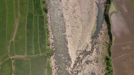 Vista-Aérea-De-La-Poca-Agua-Que-Queda-En-Un-Río-En-Java-Durante-La-Estación-Seca.