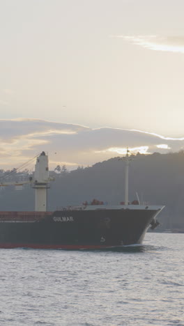 buque de carga al atardecer