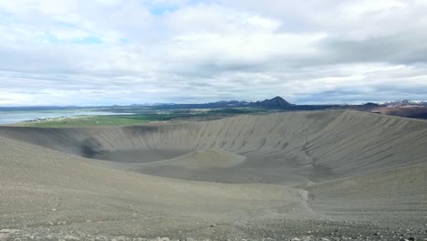 senderismo en un cráter en islandia