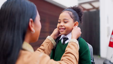 Mamá,-Niña-Y-Primer-Día-De-Clases