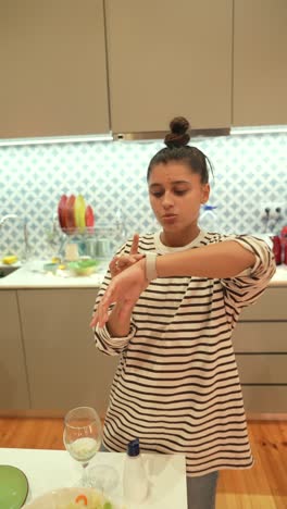 una pareja preparando la cena en una cocina.