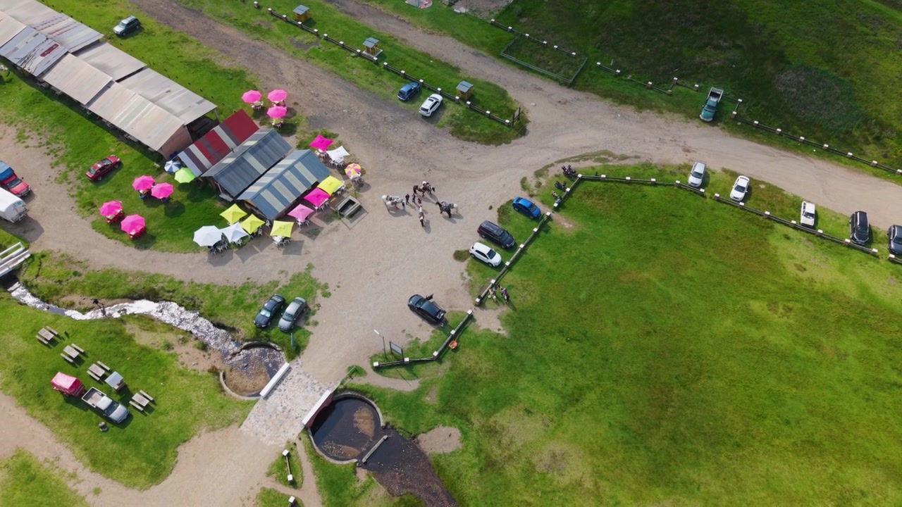 Naturskøn droneperspektiv af en populær turistdestination med frodige landskaber
