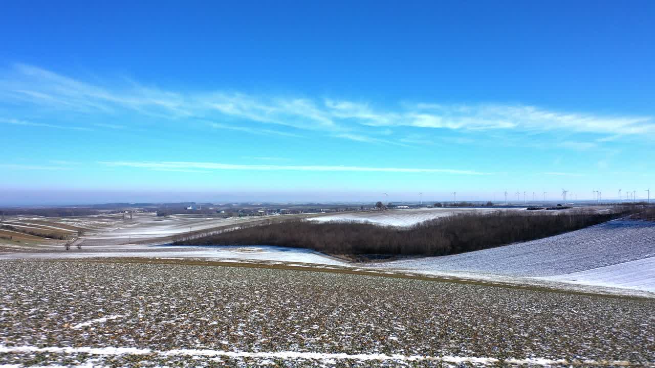 drone volando sobre tierras de cultivo nevadas cerca de la ciudad de zistersdorf en weinviertel, baja austria