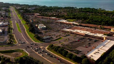 Vista-De-Drones-Sobre-La-Autopista-98-En-Destin-Florida-Con-Una-Vista-Del-Centro-Comercial-Silver-Sands-Outlet-Con-Mucho-Tráfico