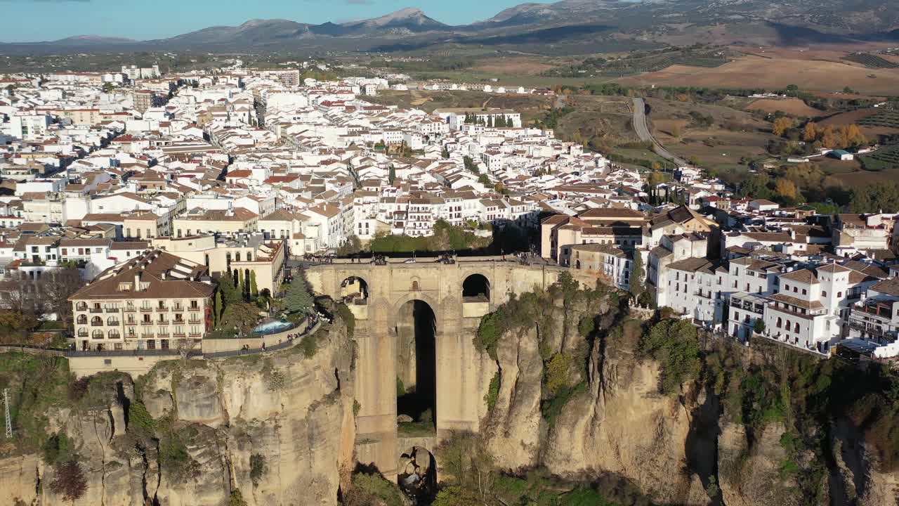 ciudad de ronda españa en la provincia de málaga con puente nuevo puente de arco que une el pueblo, plano aéreo a la derecha
