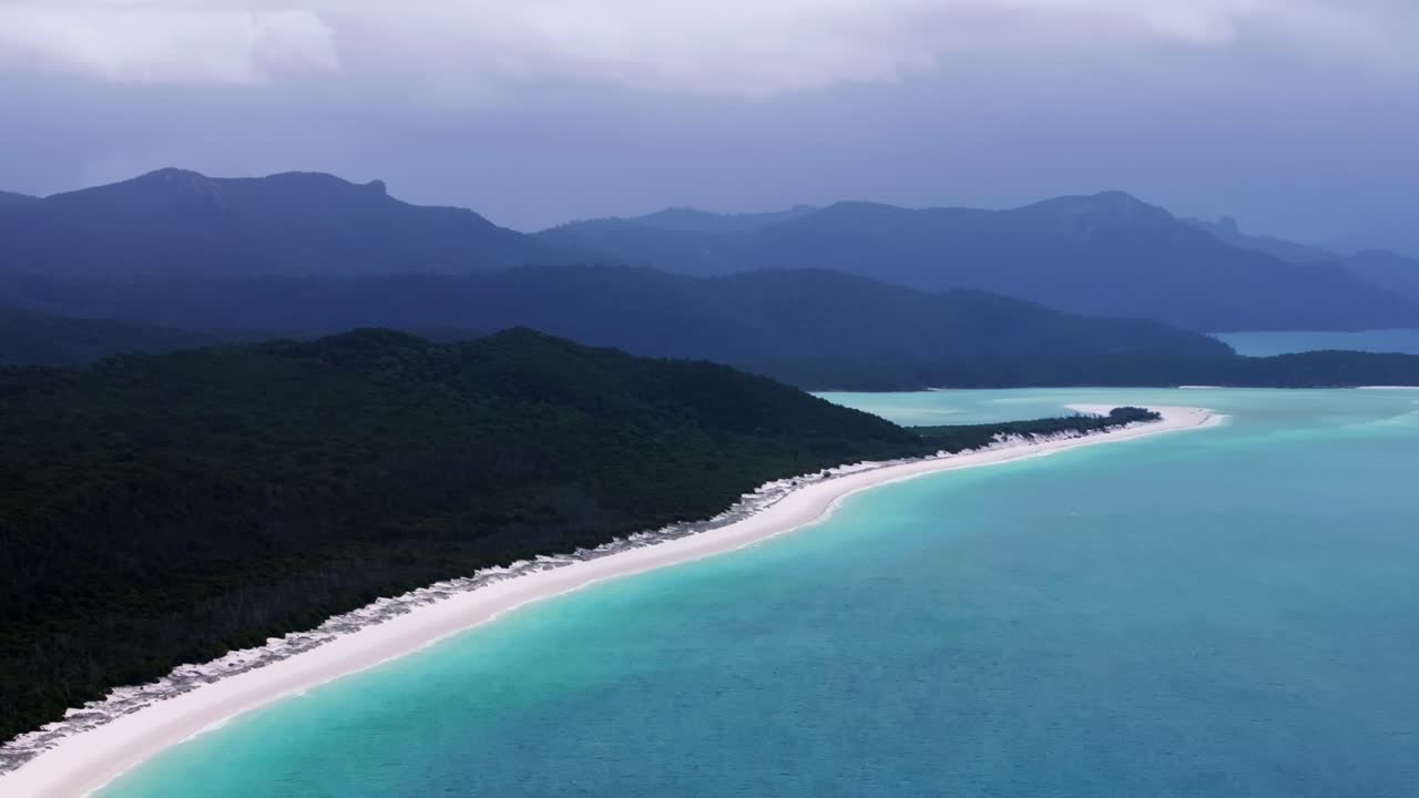 화이트헤이븐 비치 (whitehaven beach) 와 휘튼데이 섬 (whitsundays island) 에 있는 공중 드론 (aerial drone) 파랄락스 에어리 국립공원 (parallax airlie national park, australia) - 오스트레일리아, 오스트레일리아 (australia) - 구름이 많고 비가 많이 내리는 푸른 하늘, 바쪽의 그레이트 배리어 리프 (great