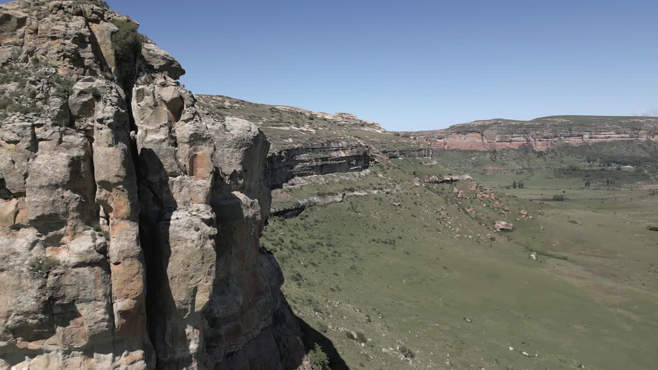 órbitas aéreas bajas formación de acantilados de piedra escarpada en sudáfrica