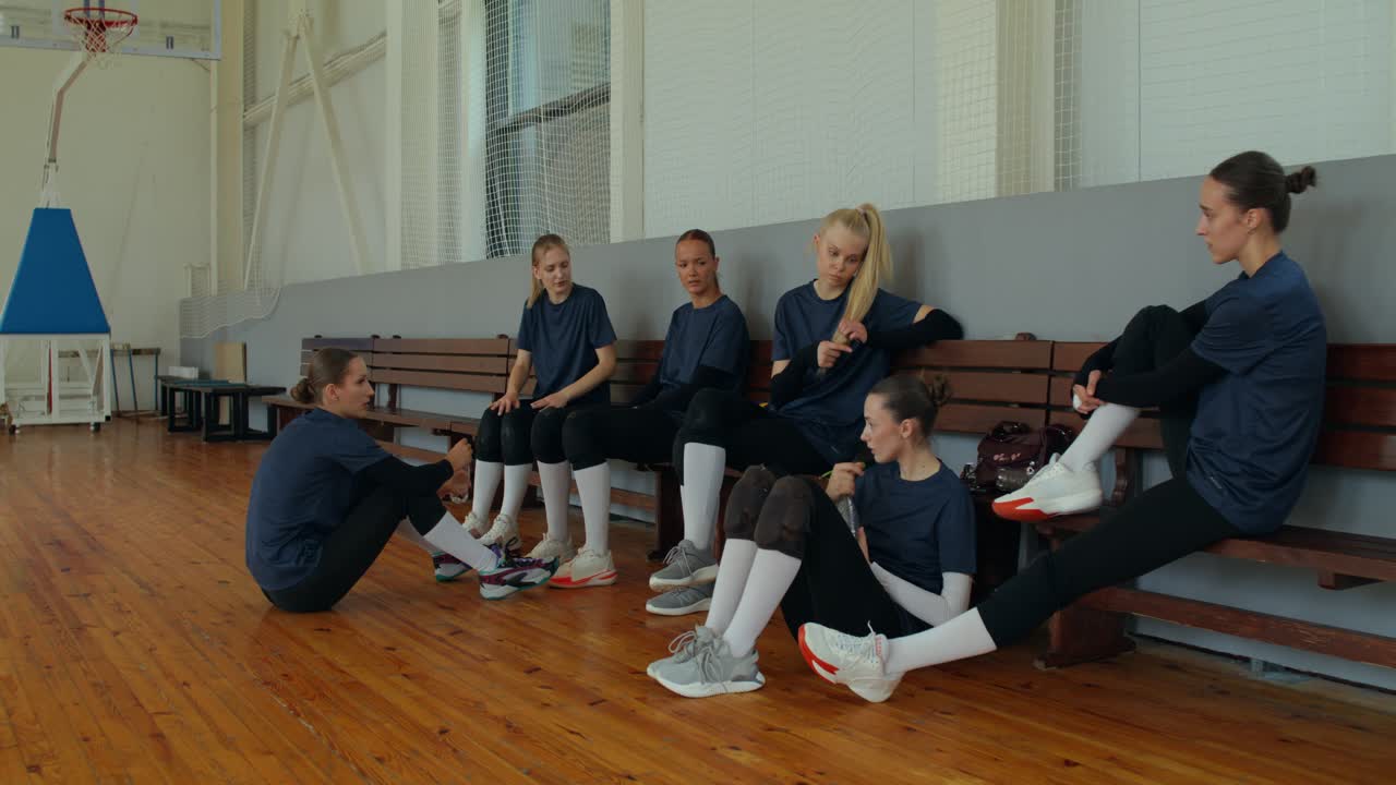 Volleyballteam ruht sich auf der Bank aus