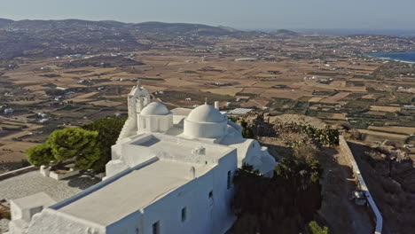 Paros-Griechenland-Luftaufnahme-V10-Filmische-Drohne-Rücküberflug-Hügel-St.-Antonios-Kloster-Mit-Wunderschöner-Weißer-Fassade-Mit-Blick-Auf-Die-Weite-Insellandschaft---September-2021