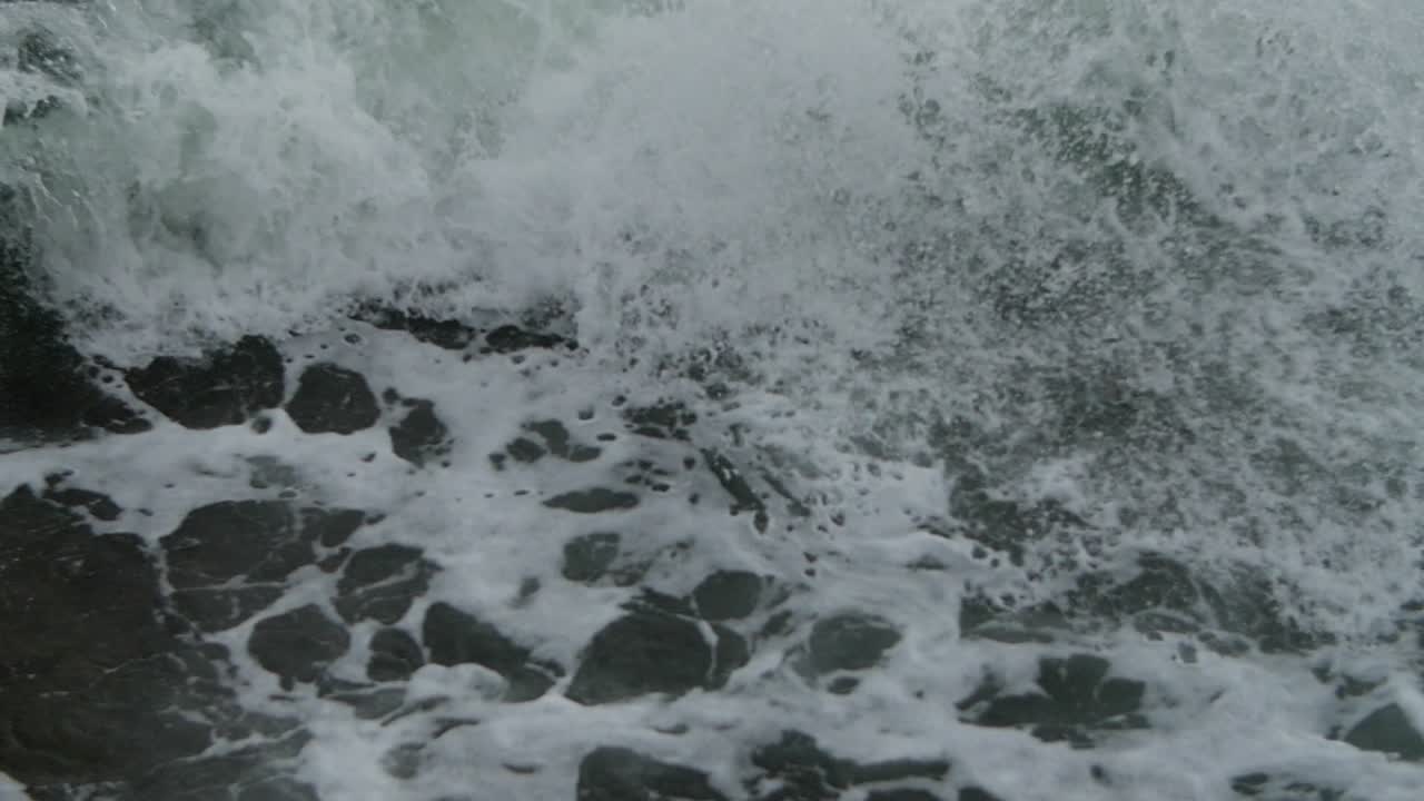 거품 물에 방울의 서사시 파도 버스트