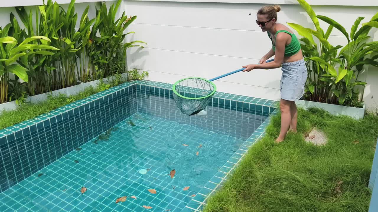 mujer limpiando una piscina