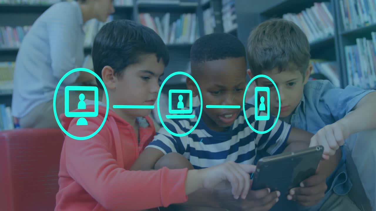 iconos sociales sobre los niños pequeños que usan tabletas.