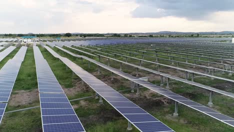 Vista-Giratoria-Cinemática-Aérea-De-La-Planta-De-Energía-Solar-Durante-La-Hora-Azul