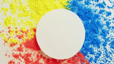 vídeo de polvos multicolores y círculo blanco con espacio de copia sobre fondo blanco